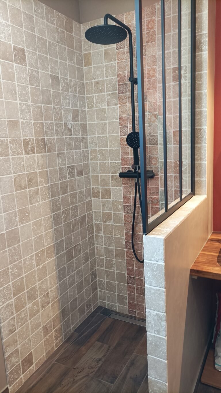 photo d'une douche rénovée en travertins